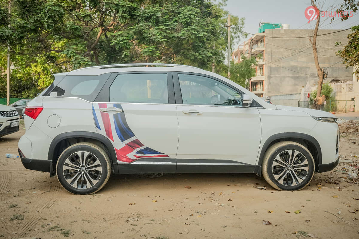 MG Hector Plus Right Side View