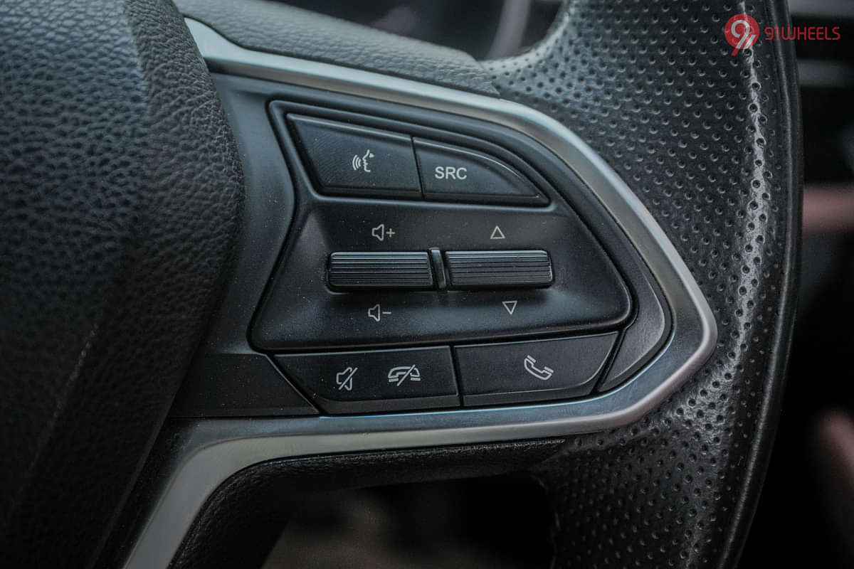 MG Hector Plus Right Steering Mounted Controls