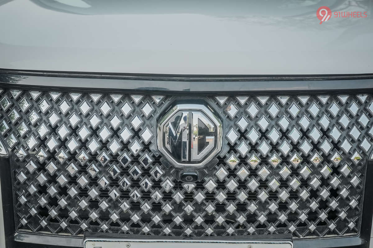 MG Hector Plus front badge