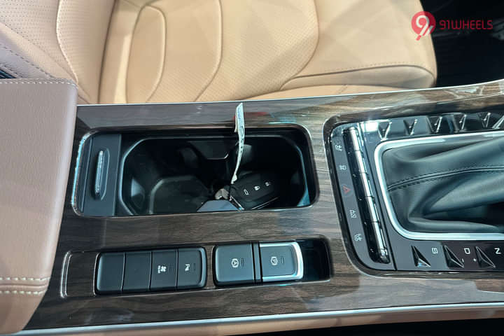 MG Hector Plus Cup Holders