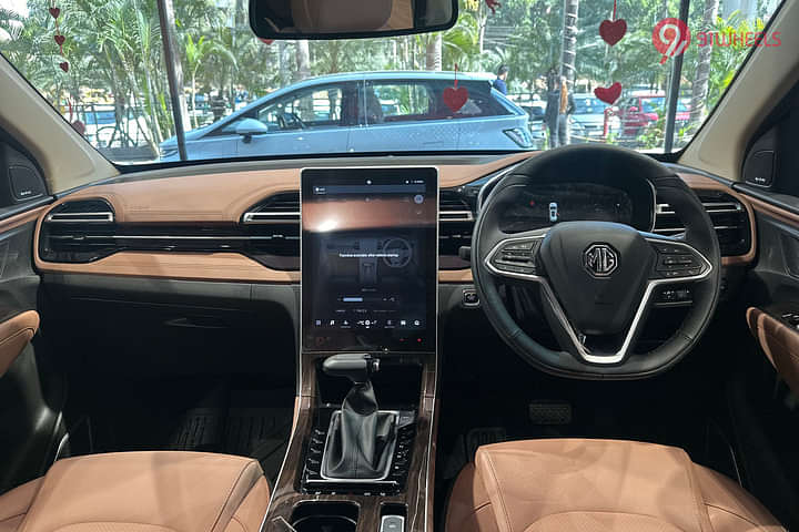 MG Hector Plus Dashboard