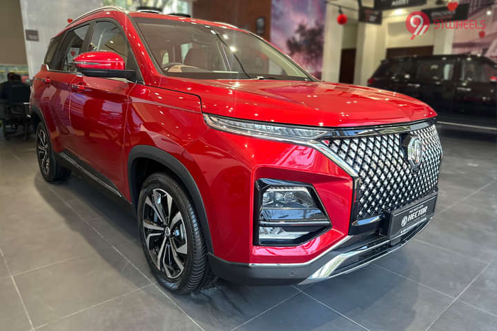 MG Hector Plus Left Front Three Quarter