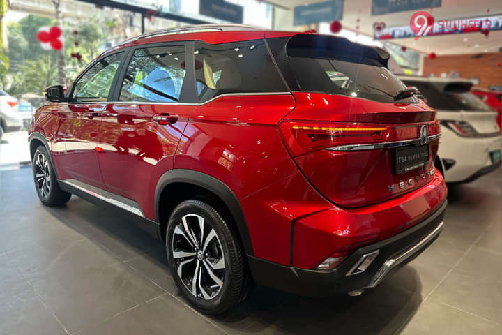 MG Hector Plus Left Rear Three Quarter