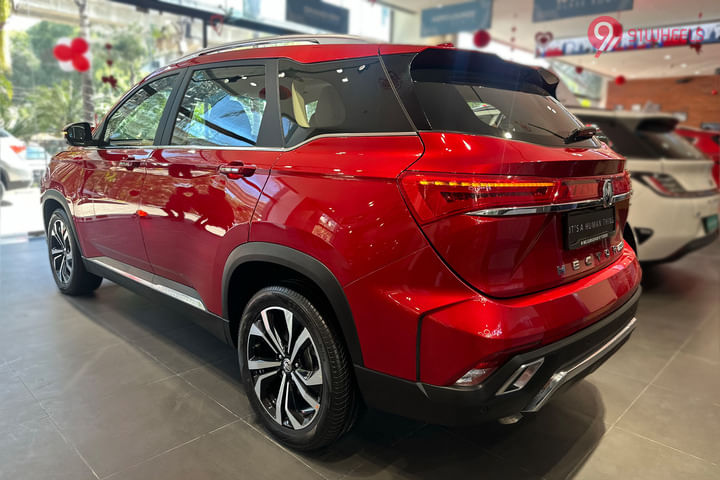 MG Hector Plus Left Rear Three Quarter