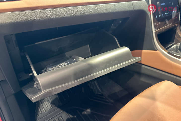 MG Hector Plus Glove Box