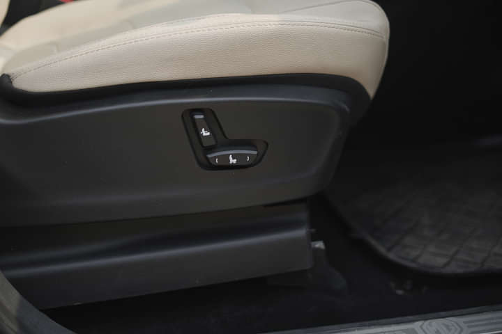 MG Hector Seat Adjustment for Driver
