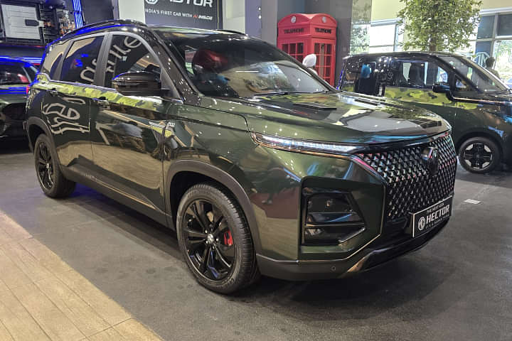 MG Hector Right Front Three Quarter