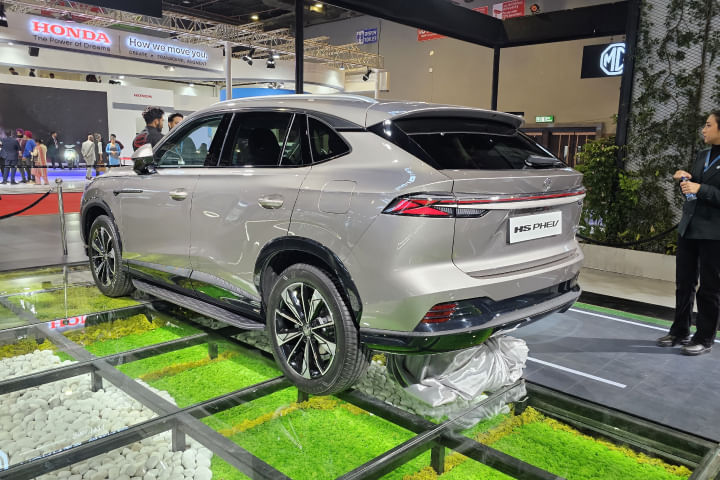 MG HS PHEV Left Rear Three Quarter