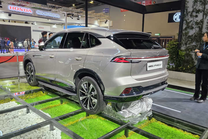 MG HS PHEV Left Rear Three Quarter MG HS PHEV Left Rear Three Quarter