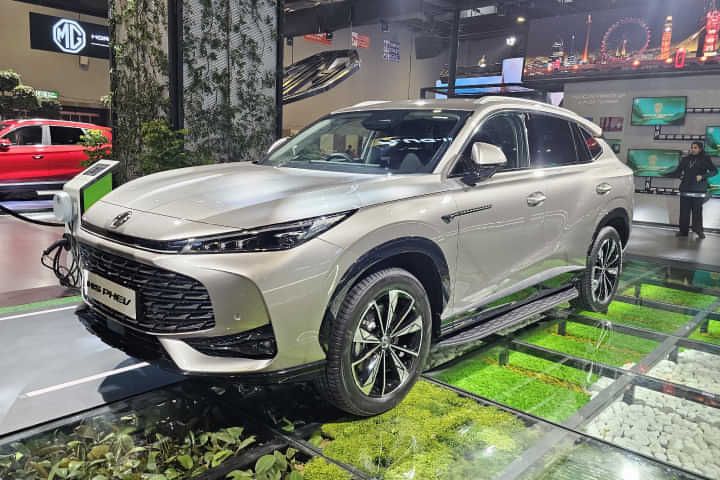 MG HS PHEV Left Front Three Quarter MG HS PHEV Left Front Three Quarter