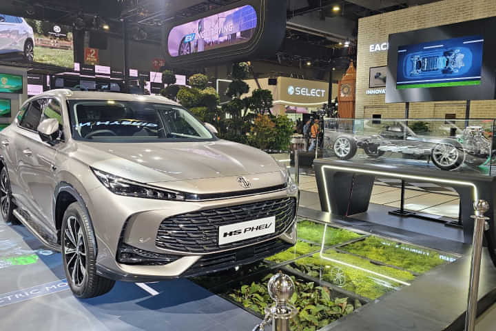 MG HS PHEV Right Front Three Quarter MG HS PHEV Right Front Three Quarter