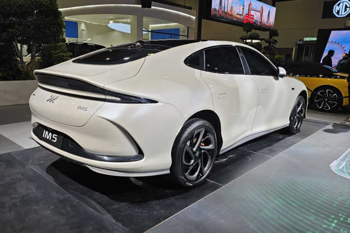 MG IM5 Right Rear Three Quarter