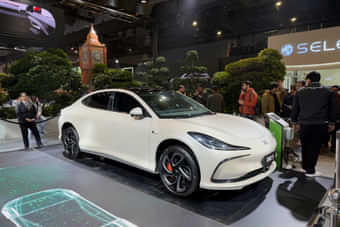 MG IM5 Right Front Three Quarter