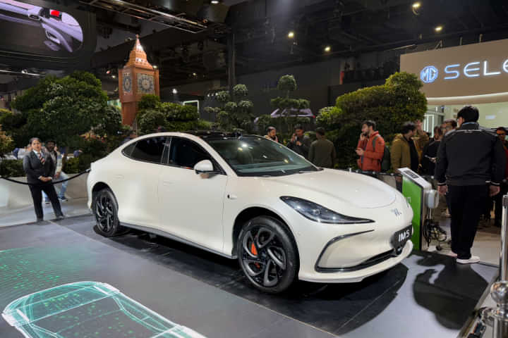 MG IM5 Right Front Three Quarter