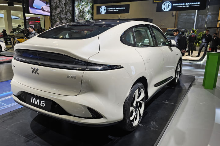 MG IM6 Right Rear Three Quarter