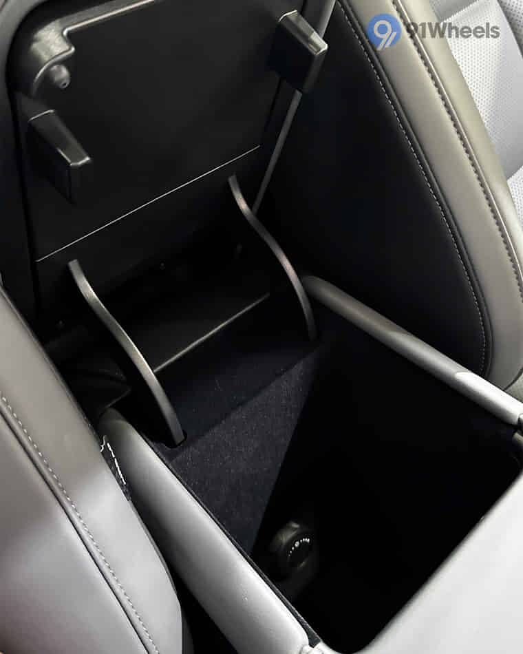 Dashboard & Front Cabin - 7 Dashboard & Front Cabin - 7