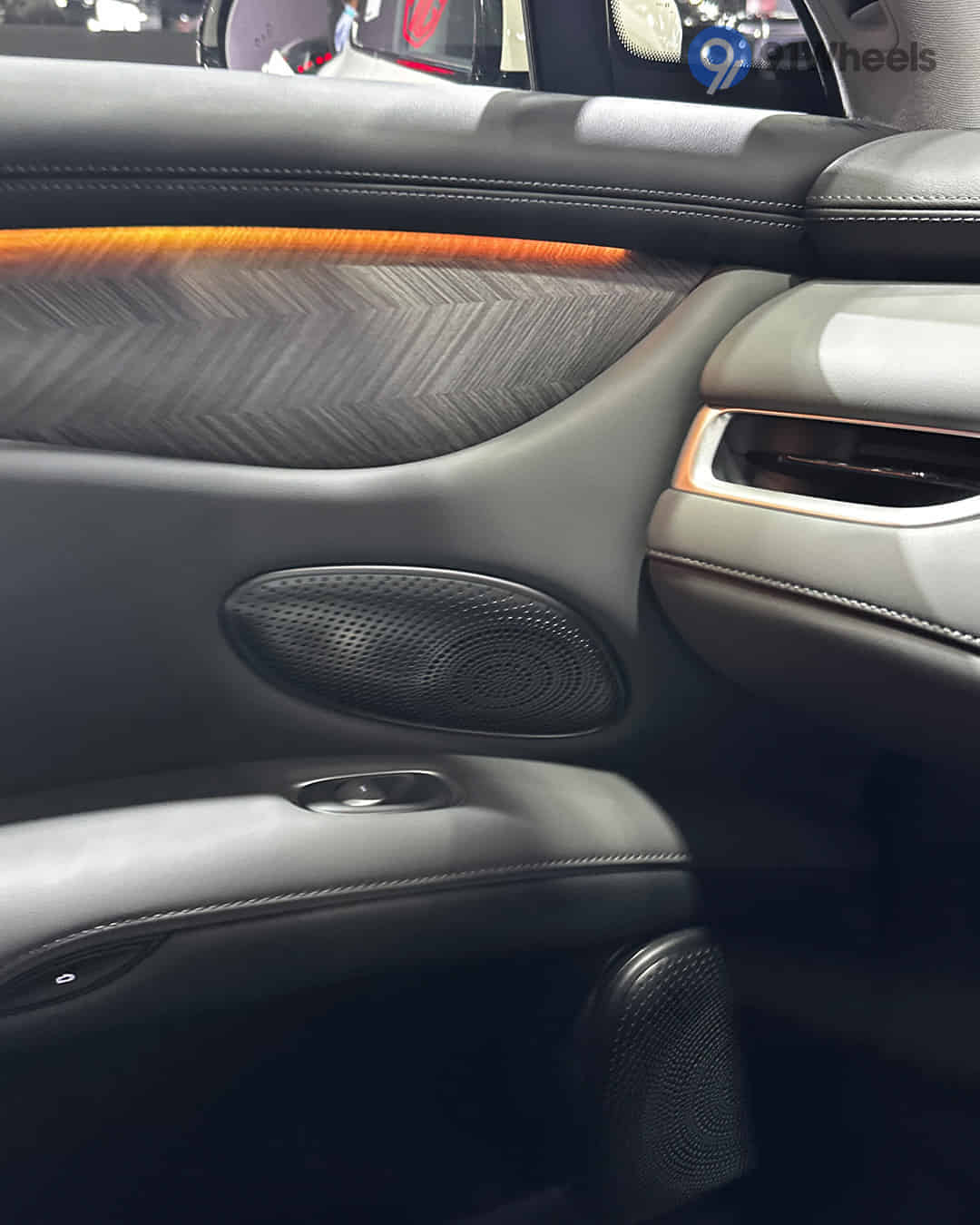 Central Dashboard Top Storage / Speaker Central Dashboard Top Storage / Speaker