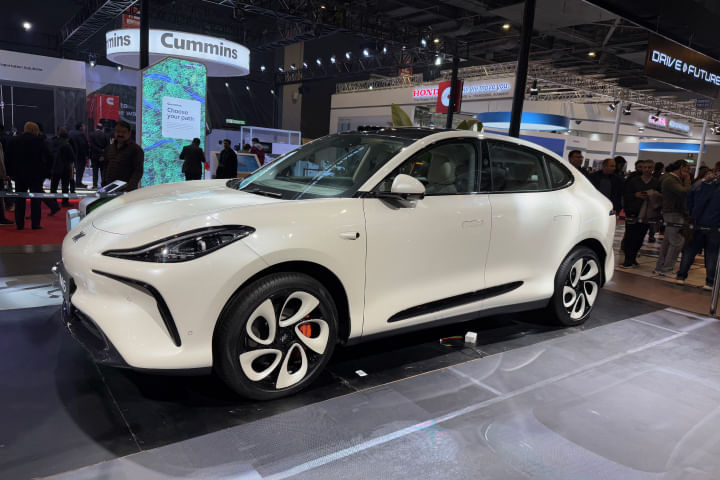 MG IM6 Left Front Three Quarter