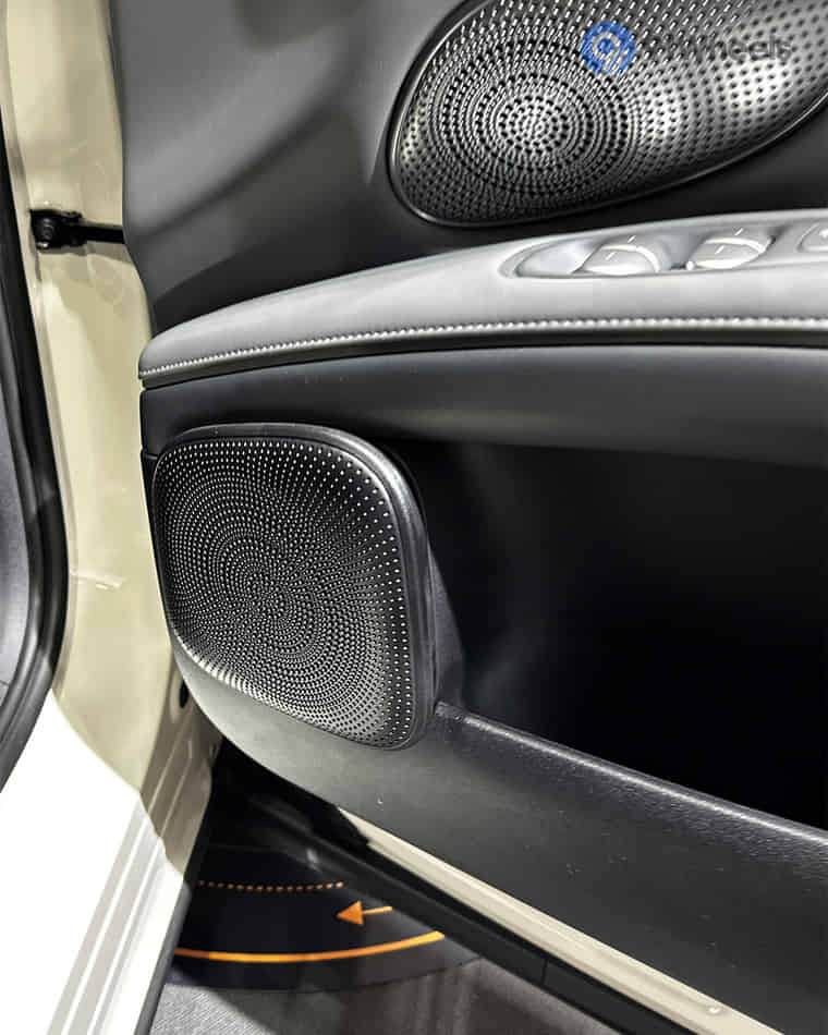 Infotainment & Charging - 2 Infotainment & Charging - 2