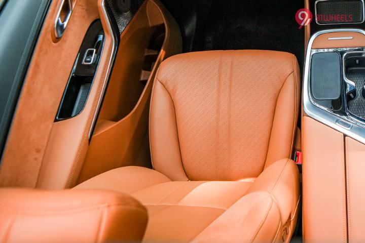 MG M9 Front Row Seats