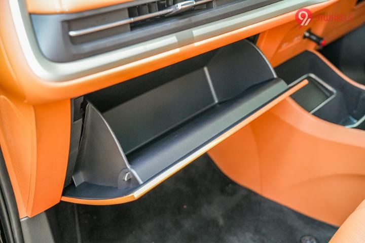 MG M9 Glove Box
