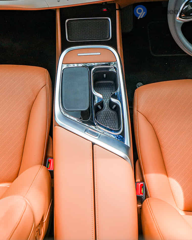 Dashboard & Front Cabin - 10