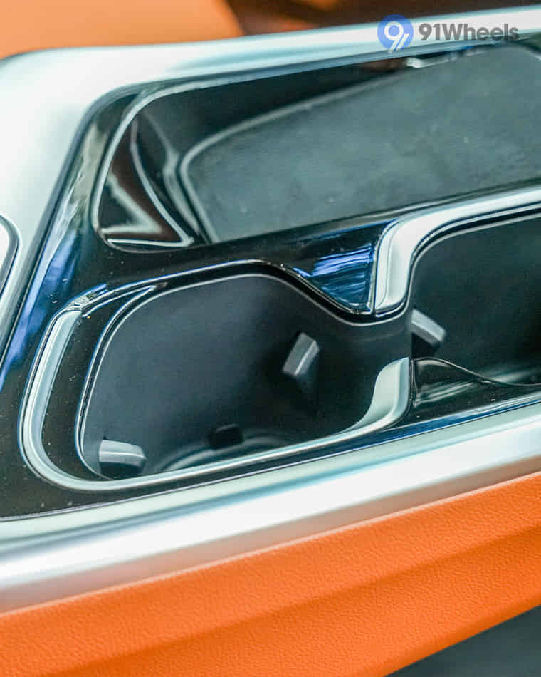 Dashboard & Front Cabin - 11