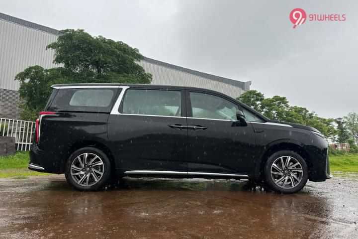 MG M9 Right Side View