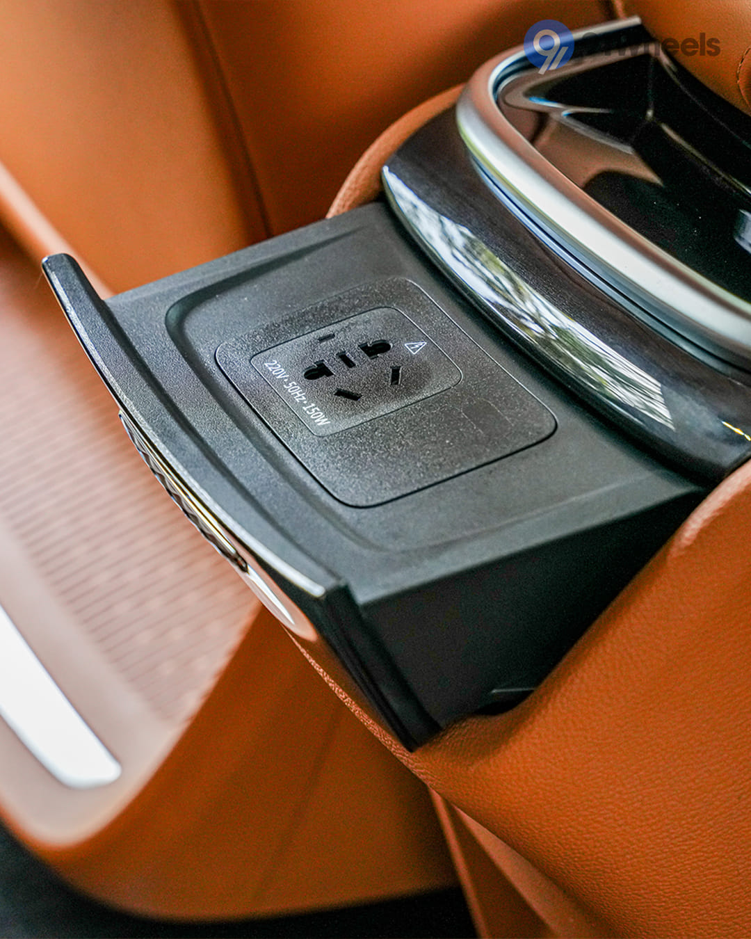 MG M9 Power Socket / USB / Wireless Charging