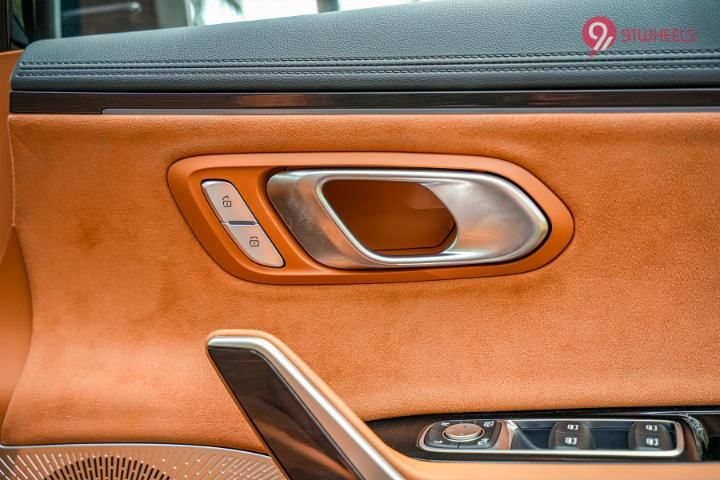 MG M9 Driver Side Door Pad Handle