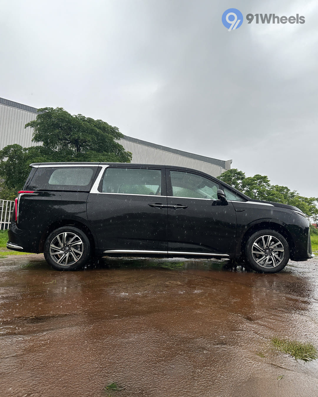 MG M9 Right Side View