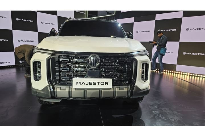 MG Majestor Front View