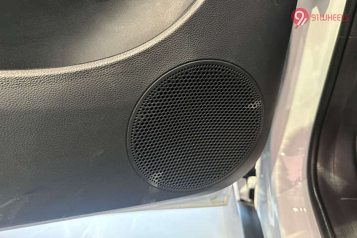 MG Windsor EV Front Speakers