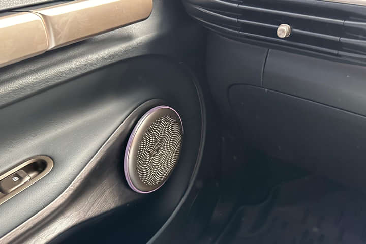 MG Windsor EV Front Speakers