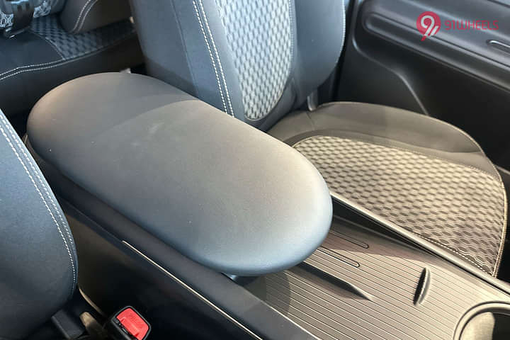 MG Windsor EV Front Centre Arm Rest
