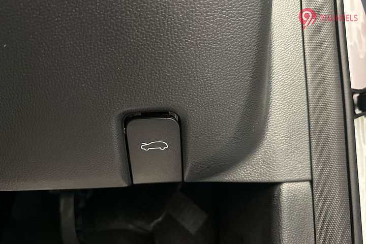 MG Windsor EV Boot Release Lever/Fuel Lid Release Lever