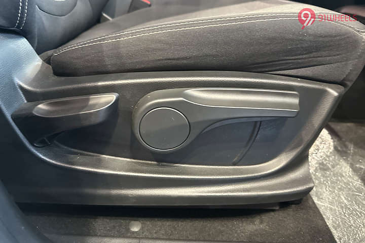 MG Windsor EV Seat Adjustment for Driver