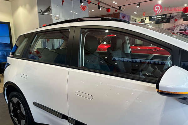 MG Windsor EV Side Glass Housing