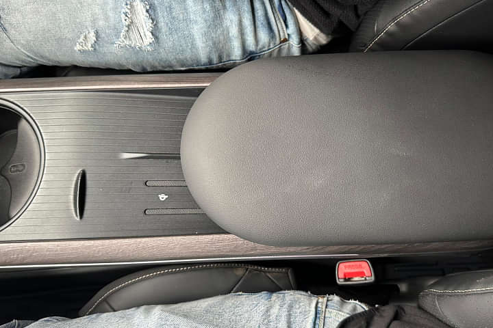 MG Windsor EV Front Centre Arm Rest