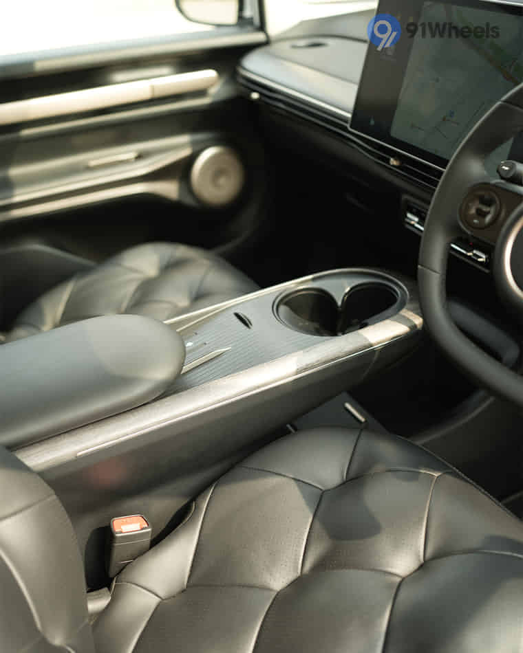 Dashboard & Front Cabin - 5