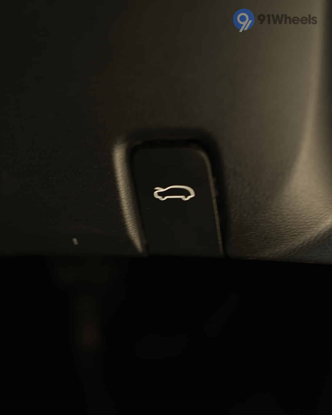 Boot Release Lever / Fuel Lid Release Lever