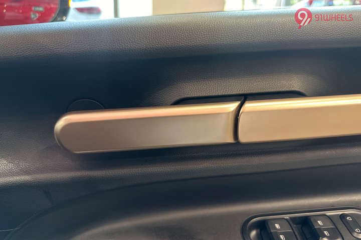 MG Windsor EV Rear Door Pad Handle