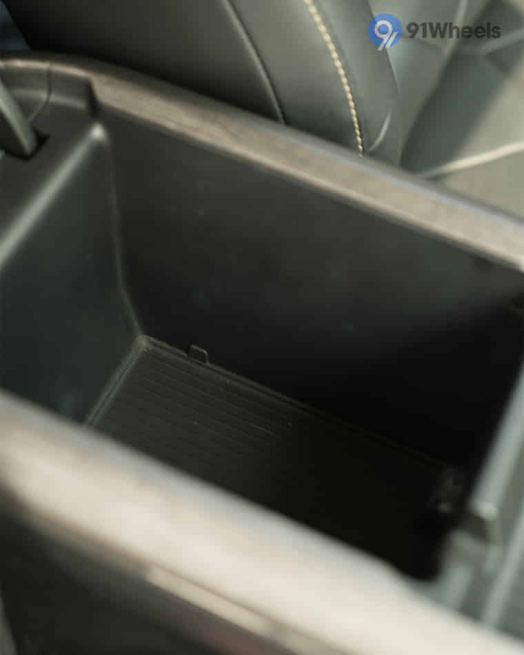 Dashboard & Front Cabin - 6