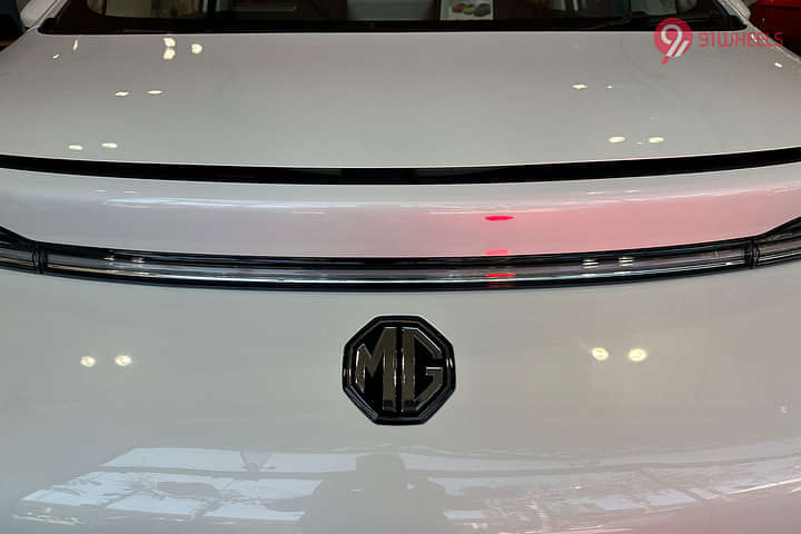 MG Windsor EV front badge