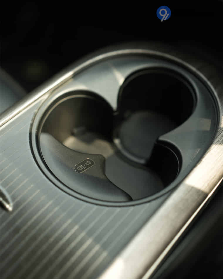 Dashboard & Front Cabin - 7