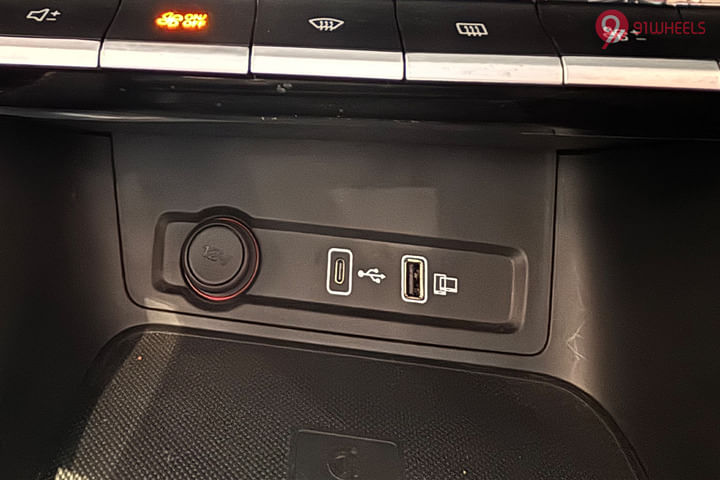 MG ZS EV 2025 USB Port/Power Socket/Wireless Charging