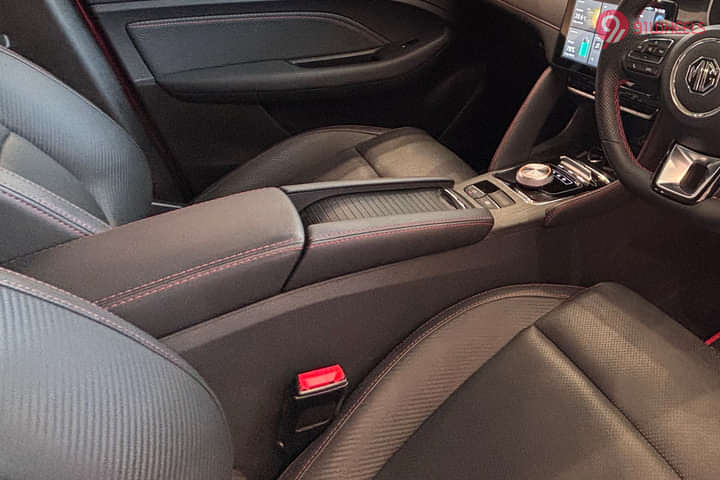 MG ZS EV 2025 Front Centre Arm Rest