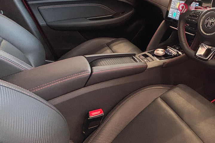 MG ZS EV 2025 Front Centre Arm Rest