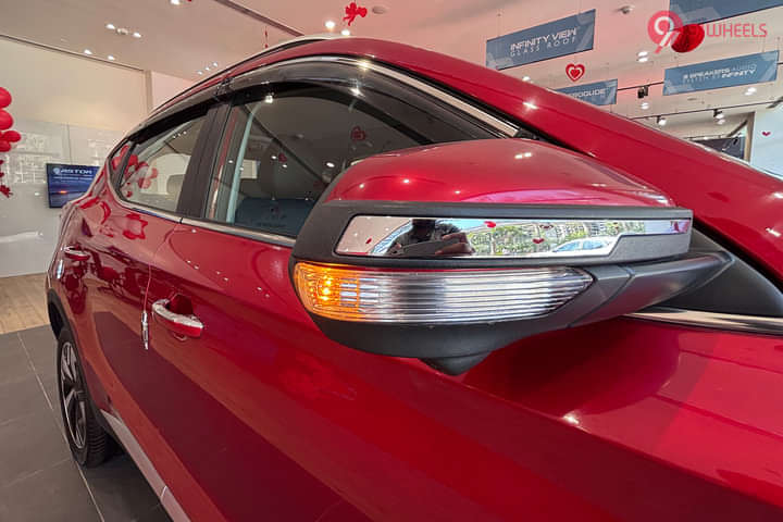 MG ZS EV 2025 ORVM Blinker