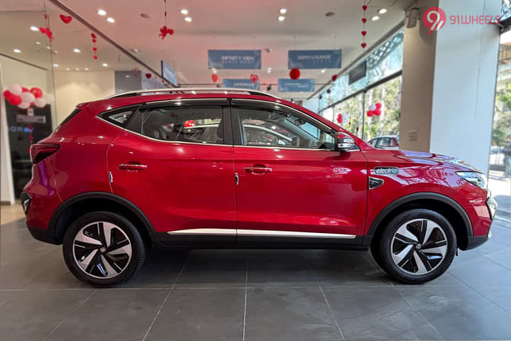 MG ZS EV 2025 Right Side View